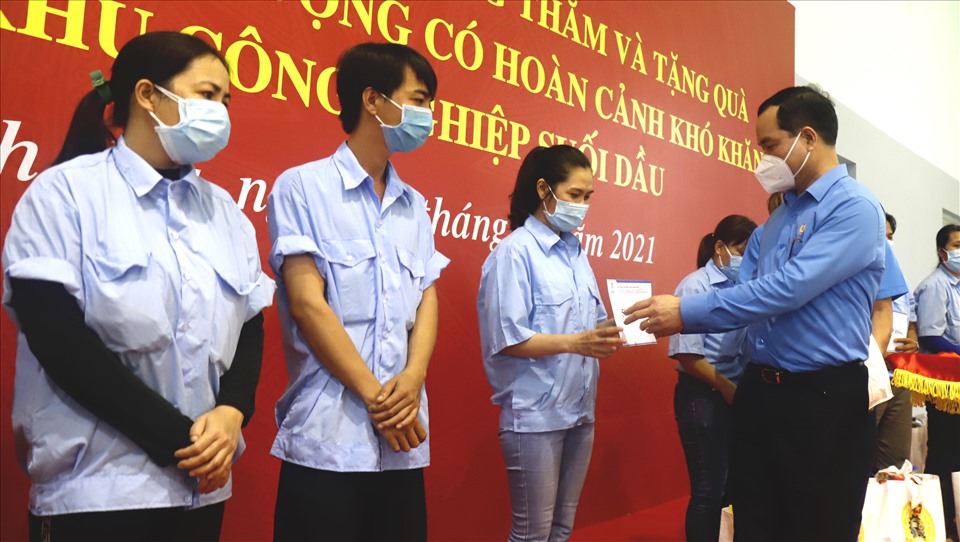 Cũng tại buổi gặp gỡ, Chủ tịch Tổng LĐLĐ Việt Nam Nguyễn Đình Khang động viên, chia sẻ những khó khăn của công nhân lao động trong suốt thời gian dịch bệnh xảy ra.