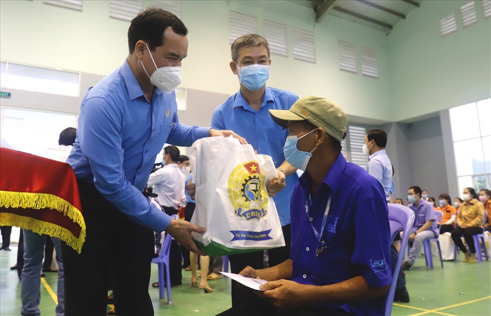 Cũng tại buổi gặp gỡ, Chủ tịch Tổng LĐLĐ Việt Nam Nguyễn Đình Khang động viên, chia sẻ những khó khăn của công nhân lao động trong suốt thời gian dịch bệnh xảy ra.
