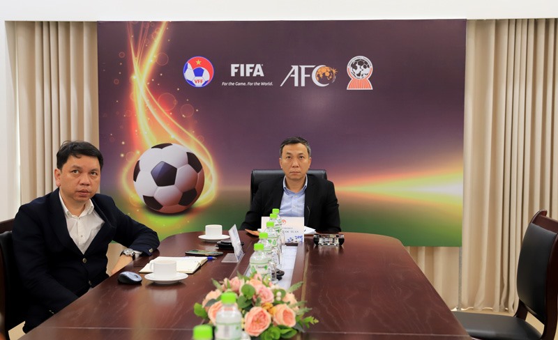 Phó chủ tịch thường trực VFF Trần Quốc Tuấn (phải) và Tổng thư ký VFF Lê Hoài Anh tham dự cuộc họp. Ảnh: VFF