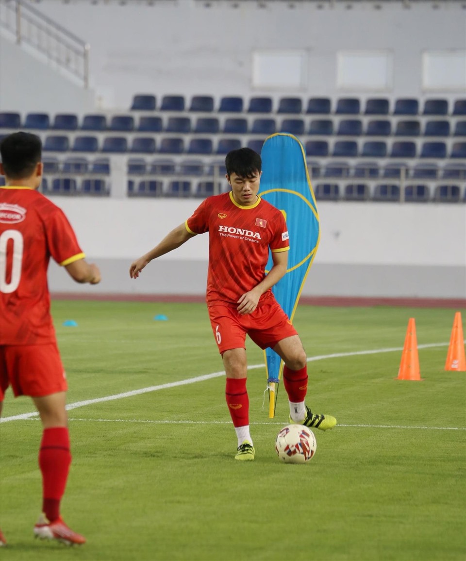 Tuyển Việt Nam chú trọng các bài tập liên quan đến kỹ năng chuyền bóng và giữ bóng. Ảnh: VFF