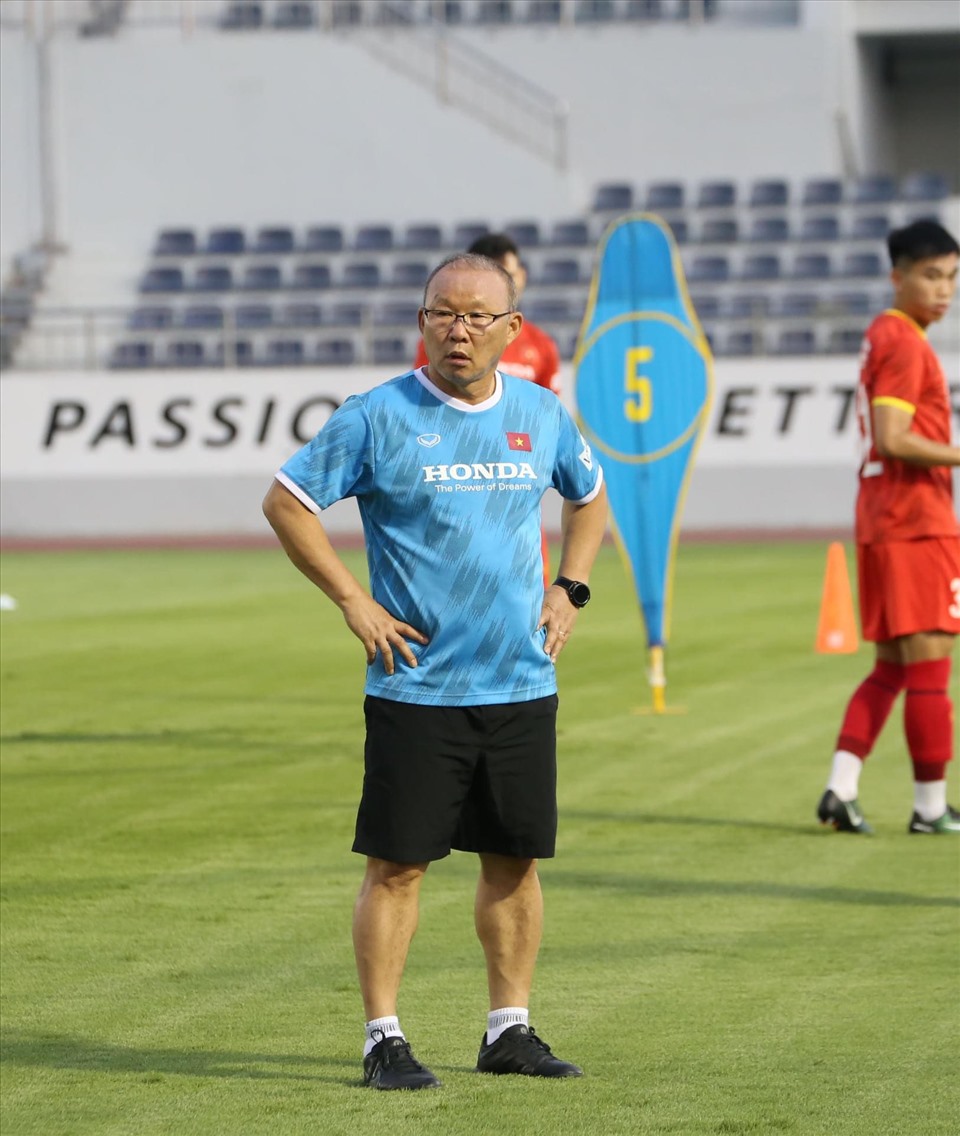 Huấn luyện viên Park Hang-seo cũng tập trung quan sát các học trò để kịp thời điều chỉnh trong từng bài tập. Ảnh: VFF