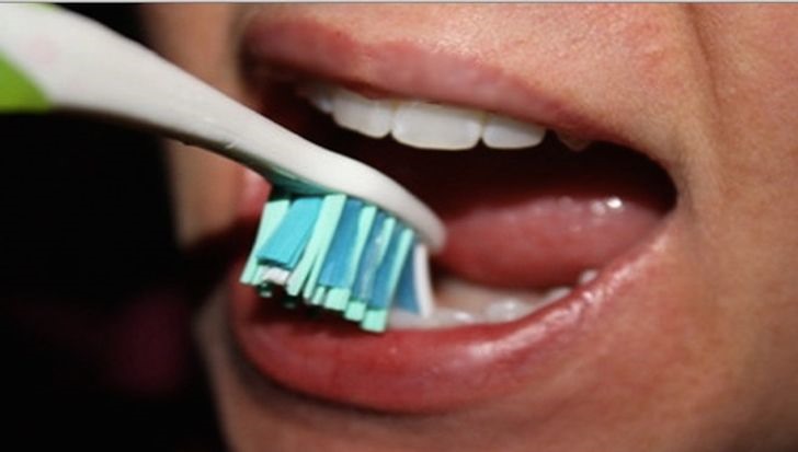 2. Đánh răng quá mạnh và quá kĩ Nhiều người lầm tưởng rằng đánh răng càng mạnh thì răng sẽ càng sạch hơn. Tuy nhiên các chuyên gia nha khoa khuyên rằng nên dùng áp lực vừa đủ để lông bàn chải không chạm vào nướu của bạn. Nếu sử dụng áp lực quá lớn có thể làm hỏng nướu và men răng.