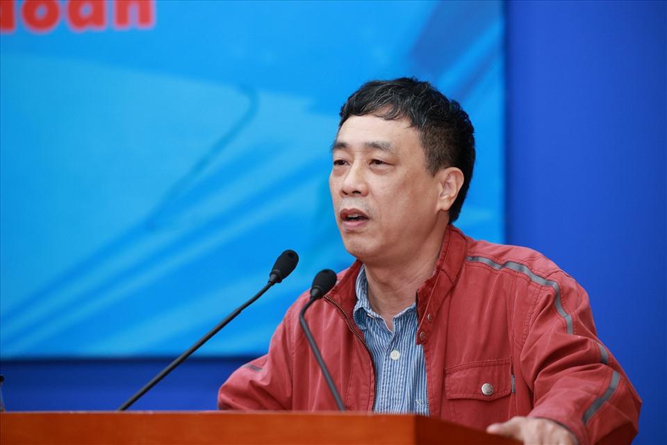 Nhà văn Nguyễn Bình Phương trao đổi về Cuộc thi. Ảnh: Hải Nguyễn