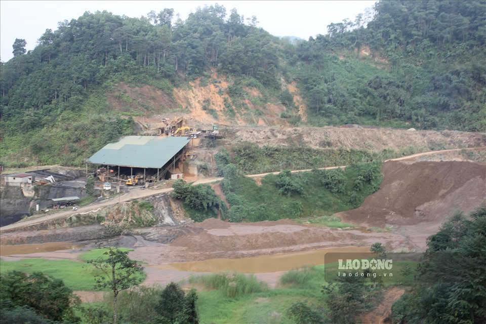 Mỏ quặng sắt của công ty Hà Quang tại xã Lương Thịnh, huyện Trấn Yên cũng đã yêu cầu dừng hoạt động từ 2018 nhưng đến nay vẫn ung dung hoạt động.