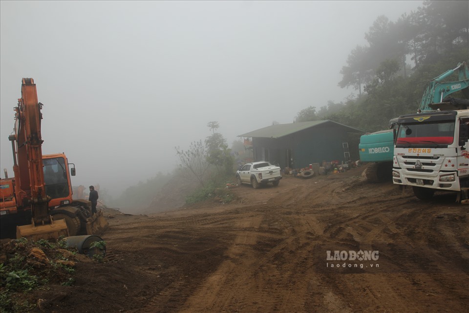 Máy móc, thiết bị khai thác vẫn ngang nhiên hoạt động tại điểm mỏ đã bị yêu cầu đóng cửa của công ty Hà Quang tại xã Nậm Búng, huyện Văn Chấn.