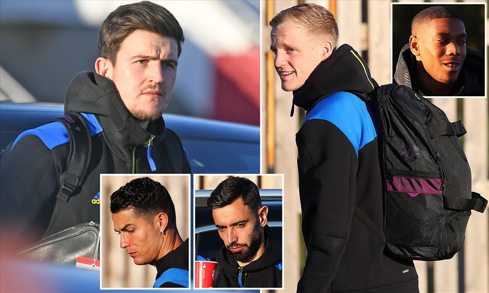 Các cầu thủ Man United với những khuôn mặt trầm tư trên đường ra sân bay. Ảnh: Daily Mail