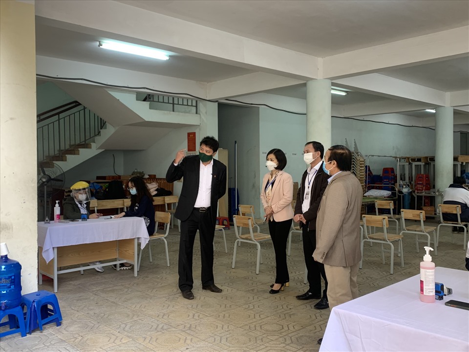Hiệu trưởng Trường THPT Nguyễn Gia Thiều cùng các cán bộ của nhà trường, cán bộ của quận Long Biên kiểm tra công tác chuẩn bị trước tiêm chủng.