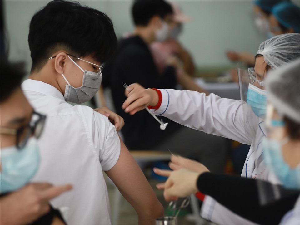 Học sinh trường THPT Nguyễn Gia Thiều được tiêm vaccine phòng COVID-19.