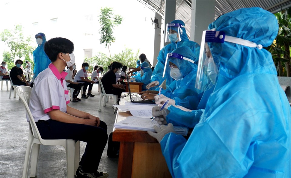 Học sinh Trường liên cấp Hoa Sen được tiêm vaccine vào sáng 23.11. Ảnh: Huỳnh Hải.