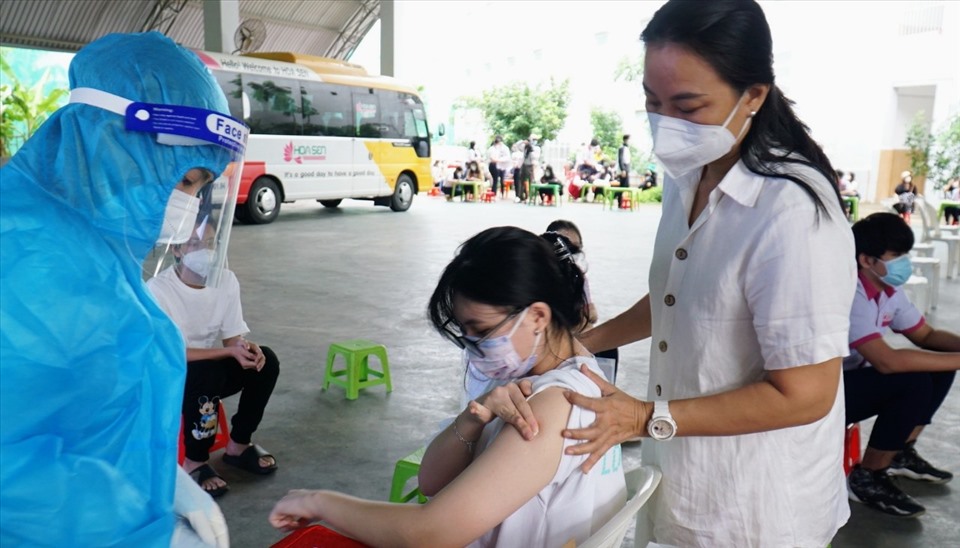 Tiêm vaccine cho học sinh tại Trường liên cấp Hoa Sen. Ảnh: Huỳnh Hải.