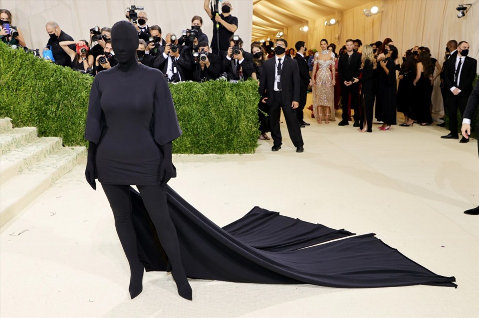 Kim Kardashian được ví như “bóng ma” khi diện bộ trang phục kín mít sải bước tại Met Gala 2021. Ảnh: Xinhua