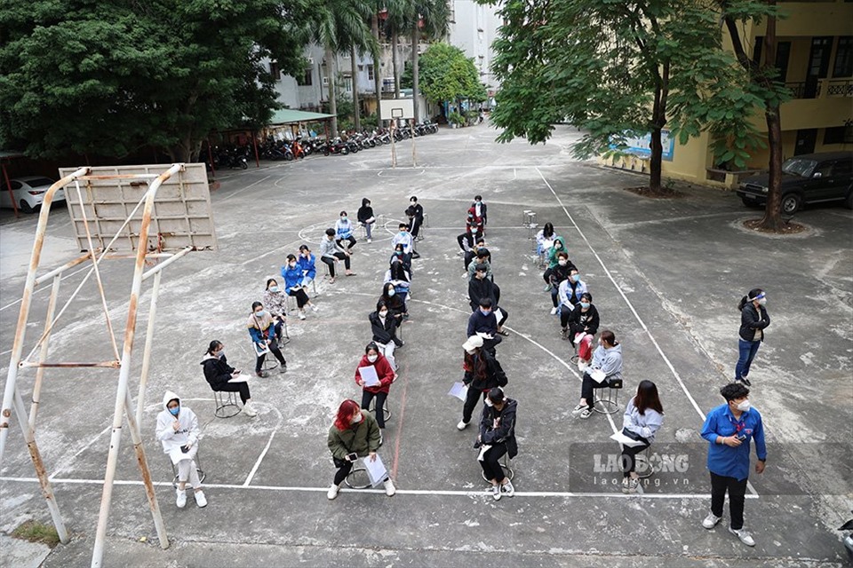 Tương tự tại trường THPT Trần Hưng Đạo (quận Thanh Xuân) ngày từ 7h30 sáng đã khá đông học sinh và phụ huynh tới để chuẩn bị tiêm chủng.