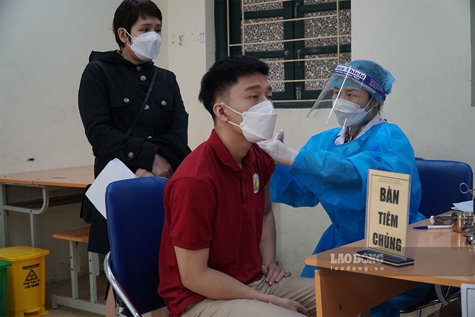 Tại điểm tiêm chủng trường THPT Phan Huy Chú (quận Đống Đa), việc tiêm chủng vaccine phòng COVID-19 cho trẻ em cũng đang được khẩn trương triển khai.