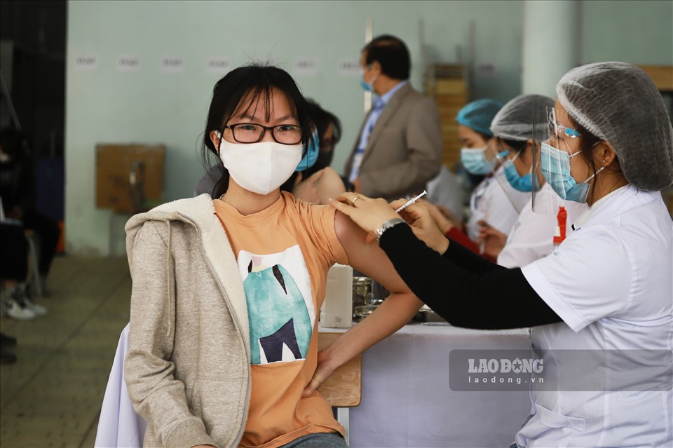 Được biết, trong ngày 23.11 trường THPT Nguyễn Gia Thiều chia học sinh ra thành 6 ca tiêm vaccine được phân bố mỗi ca cách nhau 45 phút.