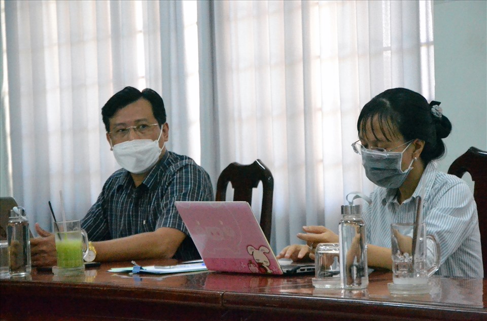 Phó Chủ tịch LĐLĐ tỉnh An Giang Nguyễn Nhựt Tiến (trái ảnh) phát biểu tại buổi họp. Ảnh: LT