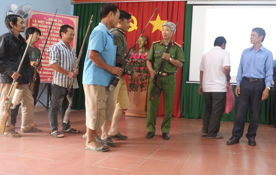 Người dân Đắk Nông bàn giao súng tự chế cho lực lượng Công an. Ảnh: Thái Bình