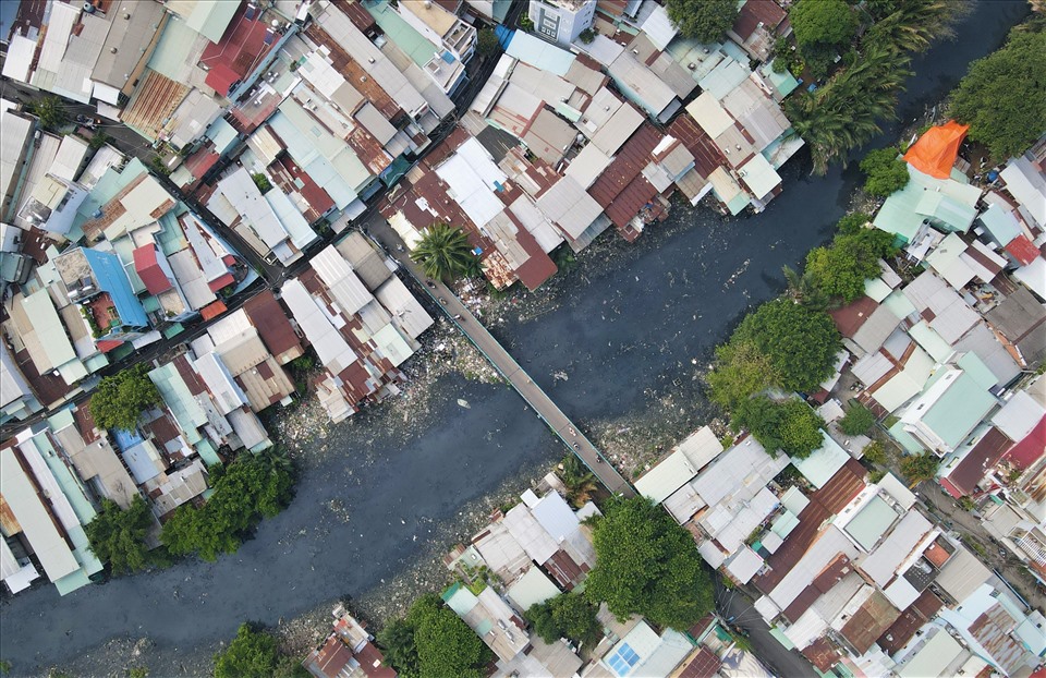 Rạch Xuyên Tâm có chiều dài hơn 6 km, từ kênh Nhiêu Lộc - Thị Nghè đến sông Vàm Thuật, chảy qua 2 quận Bình Thạnh và Gò Vấp (TPHCM). Con rạch có 3 tuyến nhánh gồm: Cầu Sơn, Bình Triệu, Bình Lợi.