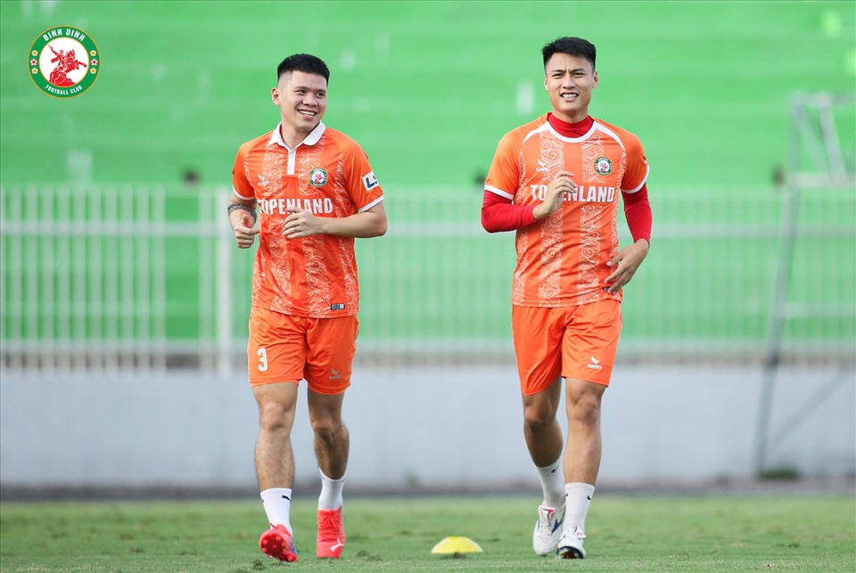 Mạc Hồng Quân (phải) khoác áo Bình Định từ mùa giải 2022. Ảnh: CLB Bình Định