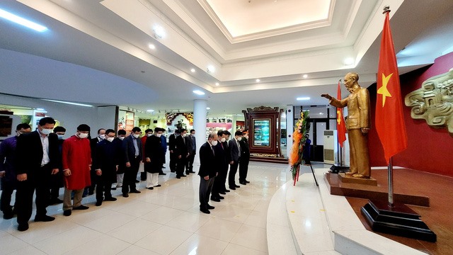 Đại biểu tham dự dâng hoa tại Bảo tàng Hồ Chí Minh Thừa Thiên Huế. Ảnh: PĐ.