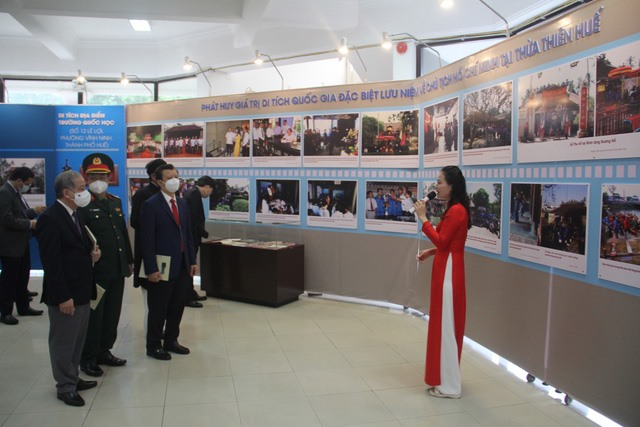 Các đại biểu tham quan triển lãm giới thiệu về di tích Quốc gia đặc biệt lưu niệm Chủ tịch Hồ Chí Minh tại Thừa Thiên Huế với chủ đề “Về nơi lưu dấu tuổi thơ Người“. Ảnh: PĐ.