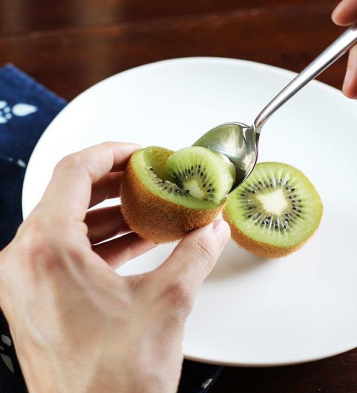 2. Trái kiwi Bạn thậm chí không cần phải gọt vỏ quả kiwi. Thủ thuật đơn giản là cắt đôi loại quả này và có thể dùng thìa xúc nó ra để thưởng thức.