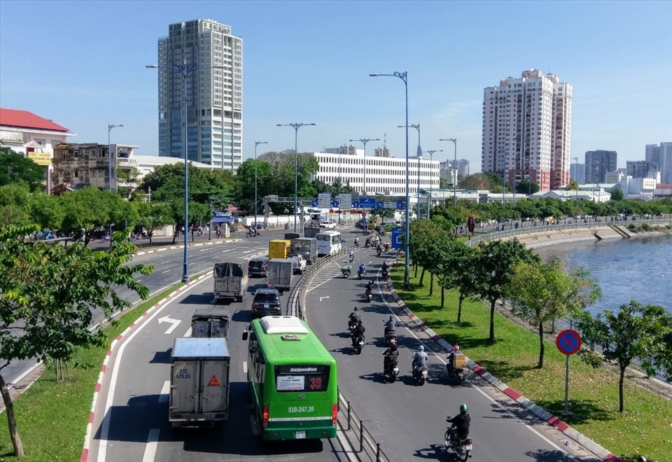 Xe buýt chạy trên đường Võ Văn Kiệt - nơi sẽ triển khai làn đường riêng cho tuyến BRT.  Ảnh: Minh Quân