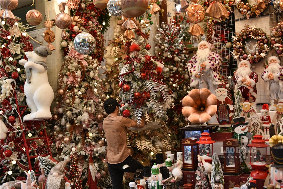 Phố Hàng Mã đang chào đón mùa Giáng Sinh đầy lộng lẫy, sắc xuân. Hãy thưởng thức những tấm hình về phố này để cảm nhận sự sôi động, ồn ào của những người bán đồ trang trí Noel.