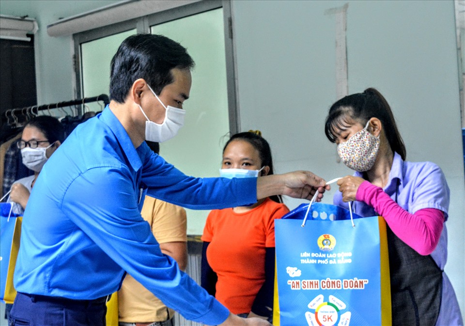 Ông Nguyễn Duy Minh, Chủ tịch Liên đoàn Lao động thành phố Đà Nẵng trao gói An sinh Công đoàn hỗ trợ người lao động gặp khó khăn do dịch COVID-19. Ảnh: Tường Minh