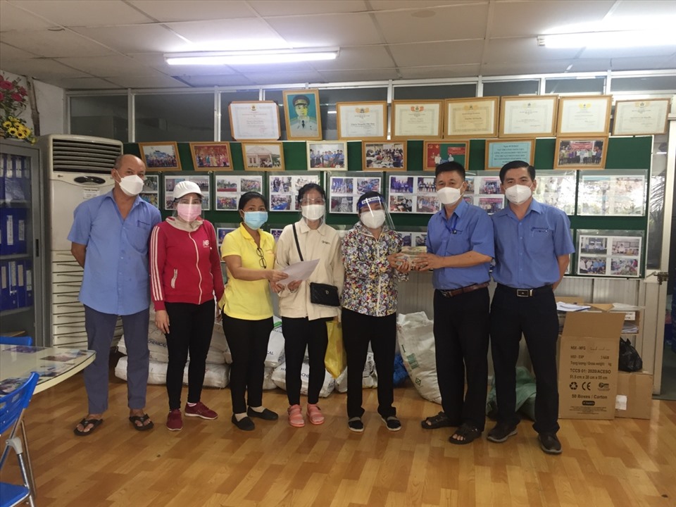Công đoàn Công ty TNHH Changshin Việt Nam trao tiền từ Hội tương trợ gia đình Changshin cho người lao động. Ảnh: Hà Anh Chiến