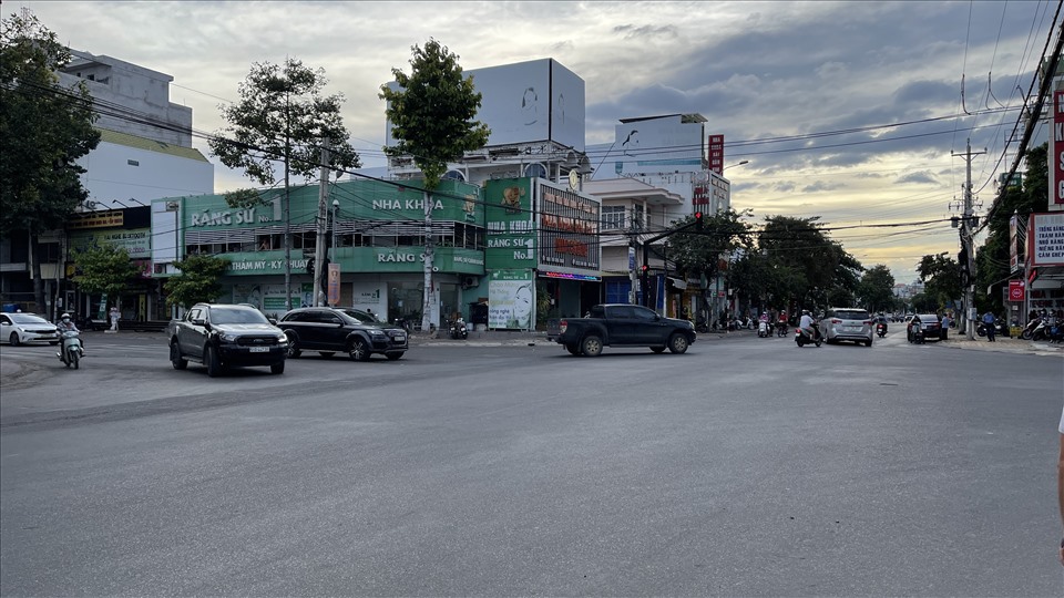 Các phương tiện lưu thông tại phường Phú Thuỷ (vùng đỏ). Ảnh: DT