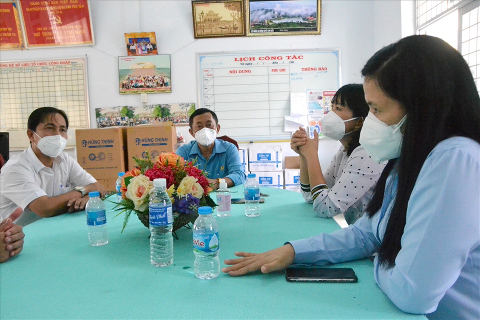 Phó Chủ tịch Thường trực LĐLĐ tỉnh An Giang Phan Thị Diễm trao đổi, thăm hỏi, động viên đại diện thầy thuốc quản lý Bệnh viện điều trị COVID-19. Ảnh: LT