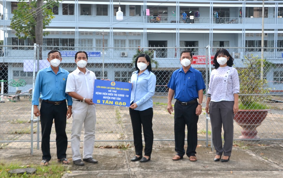 Phó Chủ tịch Thường trực LĐLĐ tỉnh An Giang Phan Thị Diễm trao hỗ trợ 5 tấn gạo cho đại diện lãnh đạo Bệnh viện điều trị COVID-19. Ảnh: LT