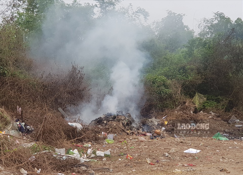 Người dân thường xử lý rác thải theo thói quen thủ công lâu nay là đốt tại chỗ. Ảnh: NT