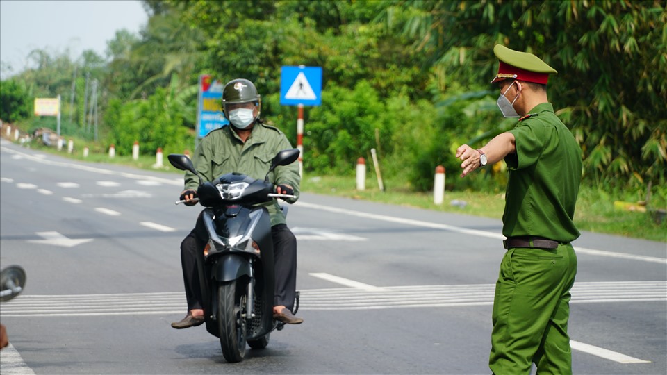 Trong ảnh, người dân về huyện Châu Thành A (Hậu Giang) phải khai báo y tế. Ảnh: Tạ Quang.