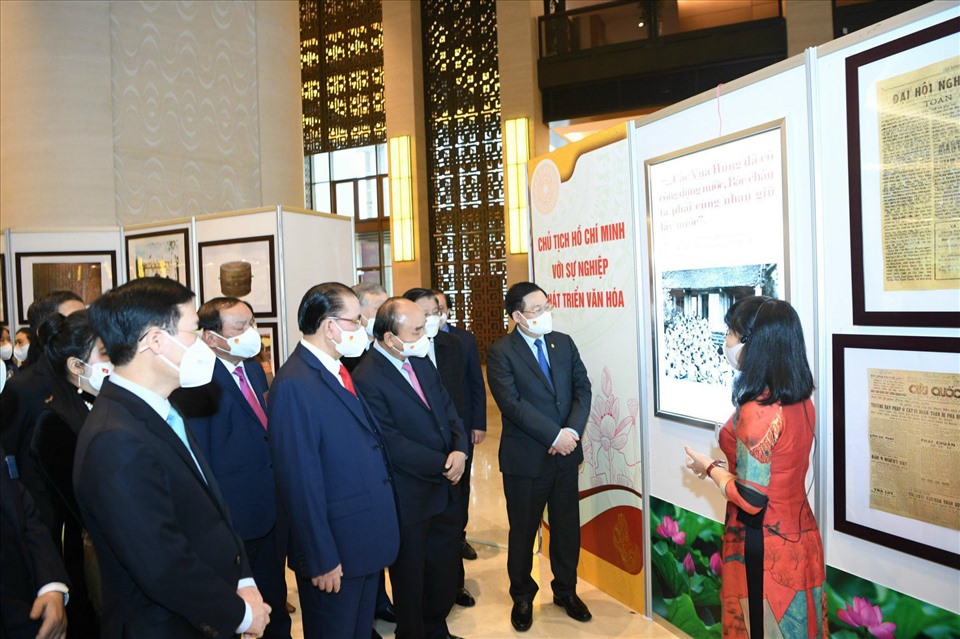 Chủ tịch nước Nguyễn Xuân Phúc, Chủ tịch Quốc hội Vương Đình Huệ và lãnh đạo, nguyên lãnh đạo Đảng, Nhà nước thăm triển lãm Văn hóa soi đường quốc dân đi.