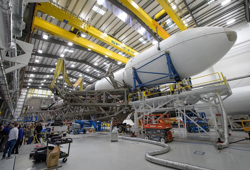 Tên lửa SpaceX Falcon 9 và tàu vũ trụ DART trước khi phóng tại Căn cứ Lực lượng Không gian Vandenberg ở California. Ảnh: NASA