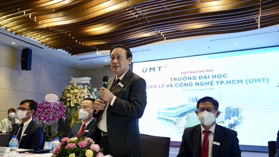 TS Huỳnh Bá Lân chia sẻ tại Lễ ra mắt Trường Đại học Quản lý và Công nghệ TPHCM. Ảnh: HN