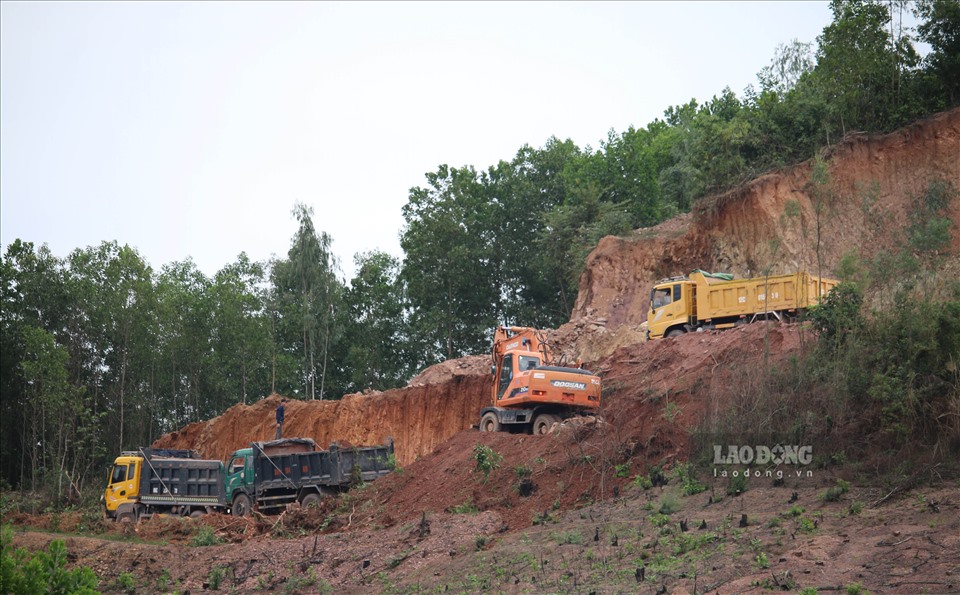 Binh đoàn xe tải này lấy đất từ mỏ của Công ty Cổ phần Phú Cường cách đó hơn 2km chở đi san lấp công trình tại thị trấn Hương Sơn và các vùng lân cận.