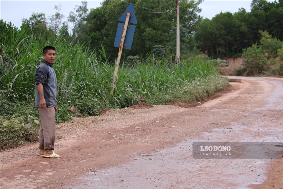 Đoạn đường trước cửa nhà a Nguyễn Văn Khánh (xóm Hân, Tân Hoà) cũng trong tình trạng vỡ nát, gồ gề bởi xe tải chở đất dày xéo.