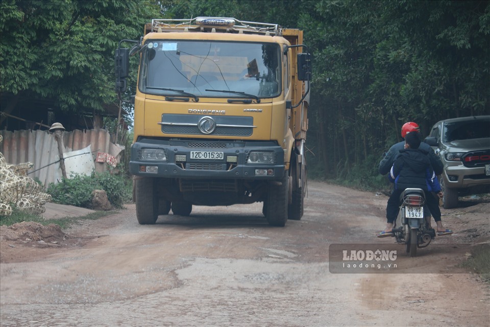Theo người dân, binh đoàn xe tải này hoạt động từ sáng sớm đến đêm muộn, đất chất đầy thùng phóng bạt mạng trên đường liên thôn qua các xóm U, xóm Làng Ngò (Tân Hoà).