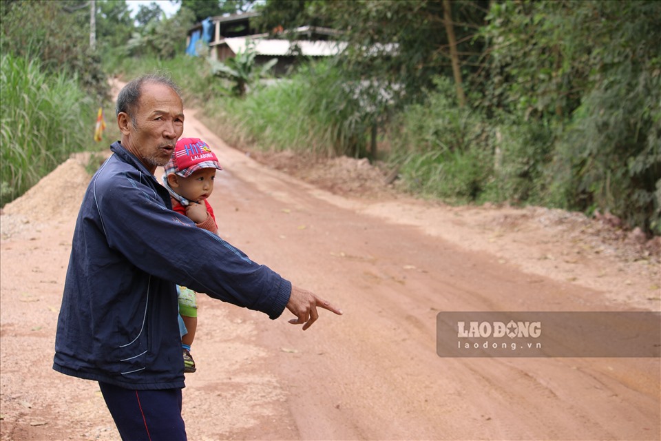 Ông Lê Thiết Tưởng (xóm U, Tân Hoà) dẫn PV mục sở thị đoạn đường trước cửa nhà vốn là đường bê tông nay đã lầy lội như ruộng lúa.