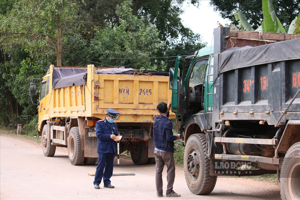 Cân tải lưu động của Thanh tra giao thông tỉnh Thái Nguyên sáng 23.11 cho thấy, các xe đều có tải trọng trên 15 tấn.