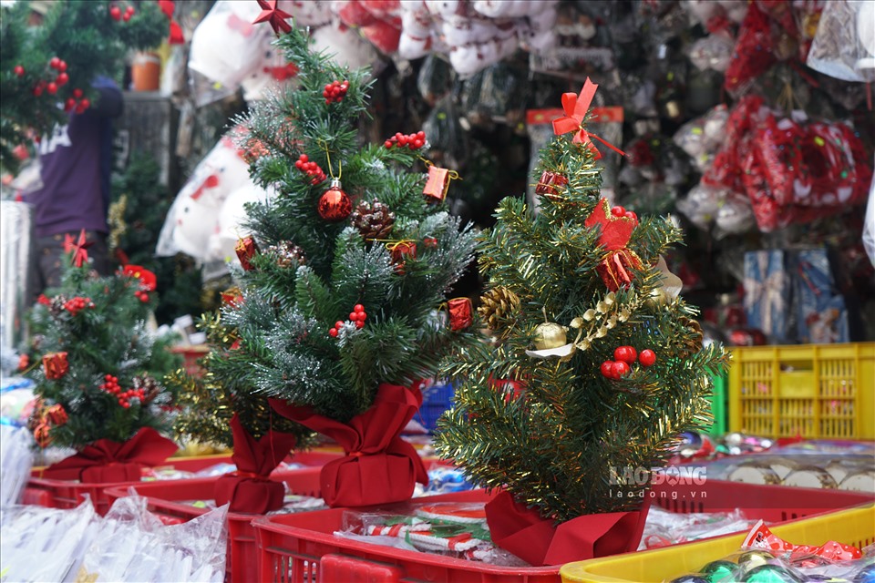 Bạn muốn trải nghiệm không khí Giáng sinh đầy hứng khởi? Hãy đến với chợ Giáng sinh nằm trong hình ảnh này để tận hưởng những sản phẩm độc đáo và vui nhộn.