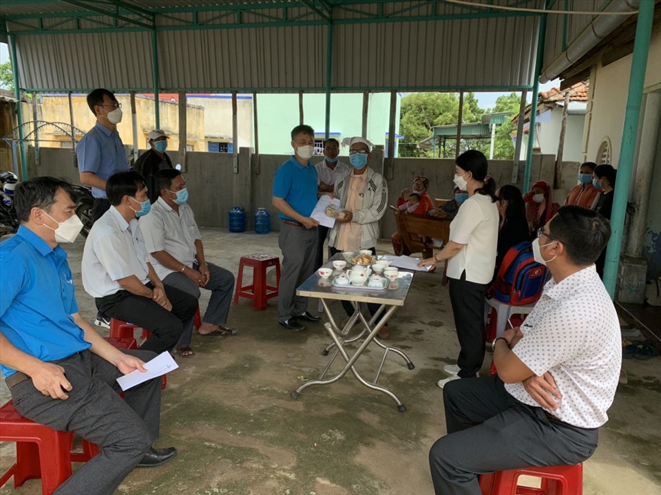 Trao tiền hỗ trợ từ hội tương trợ gia đình công nhân cho gia đình công nhân tại tỉnh Ninh Thuận. Ảnh: Hà Anh Chiến