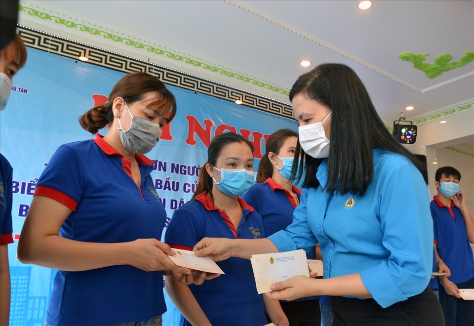 Phó Chủ tịch Thường trực LĐLĐ tỉnh An Giang Phan Thị Diễm tặng quà cho người lao động tại doanh nghiệp tư nhân ở huyện Phú Tân. Ảnh: LT