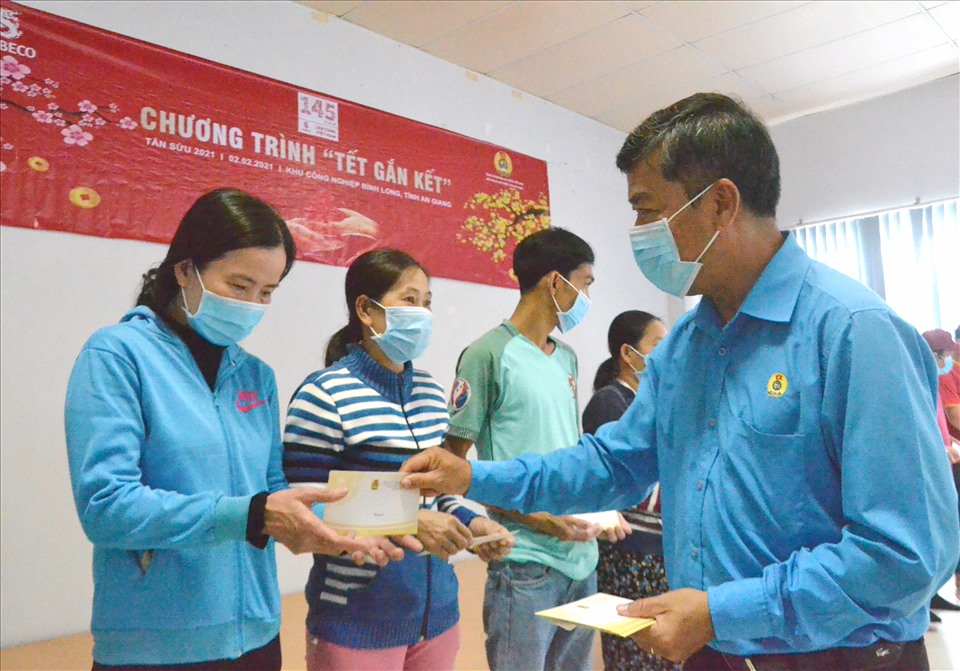 Phó Chủ tịch LĐLĐ tỉnh An Giang Nguyễn Hữu Giang tặng quà Tết cho người lao động. Ảnh: LT