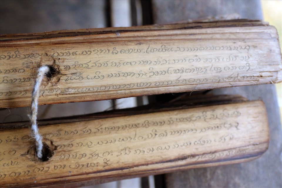 Cuốn sách cổ được lưu giữ trong một gia đình ở Kỳ Sơn - Nghệ An. Ảnh: HV