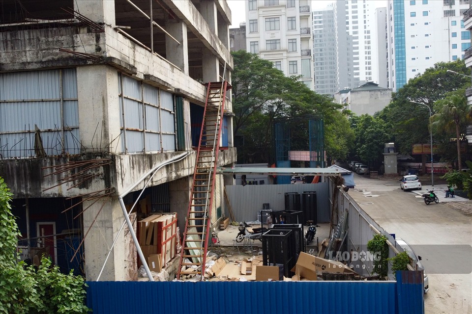 Ngày 24.11, theo ghi nhận của PV Lao Động, tòa nhà 6 tầng dang dở với sắt thép tua tủa, nhuốm màu thời gian.