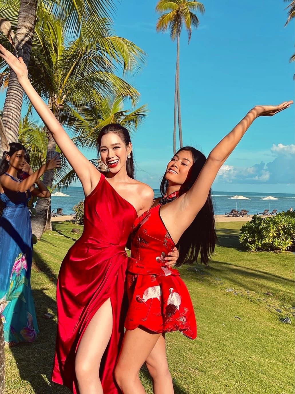 Hoa hậu Việt Nam 2020 còn thoải mái bắt chuyện và giao tiếp tự tin với bạn bè quốc tế. So với trước khi bước vào cuộc thi, khả năng giao tiếp tiếng Anh của người đẹp đã tiến bộ vượt bậc. Ảnh: NVCC