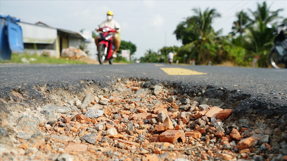 Ngày 24.11, theo ghi nhận của phóng viên Lao Động, trên tuyến quốc lộ QL54 (đoạn đi qua địa phận tỉnh Vĩnh Long) bị xuống cấp nghiêm trọng, mặt đường nhỏ hẹp, nhiều ổ voi, ổ gà…